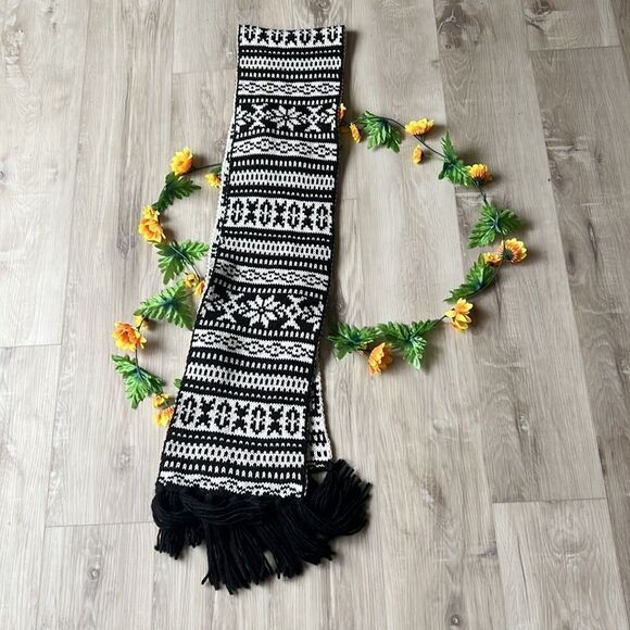 Old Navy Large Black & White Snowflake Knit Winter Scarf With Fringe - Picture 7 of 10